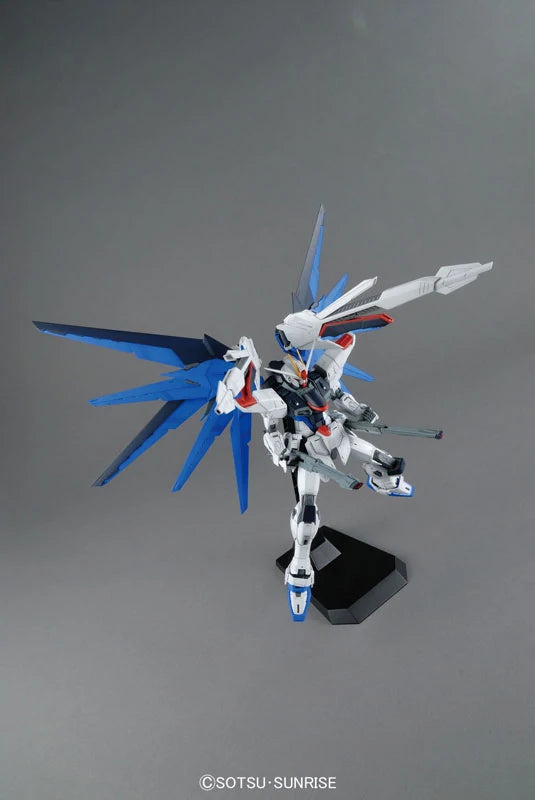 Bandai MG 1/100 ZGMF-X10A Freedom Gundam (Ver. 2.0) Model Kit
