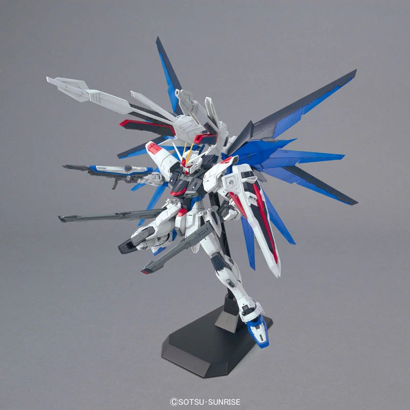 Bandai MG 1/100 ZGMF-X10A Freedom Gundam (Ver. 2.0) Model Kit